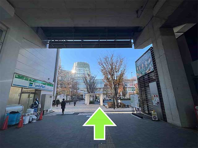 ファミリーマートを左に見ながら進む