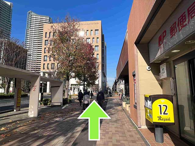 右に進み真っすぐ