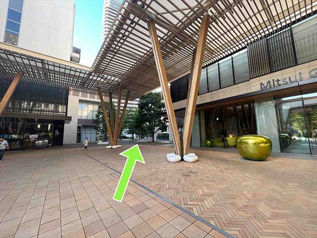 エントランスを右手に見ながら矢印の方向に進む(斜め奥に向かう)