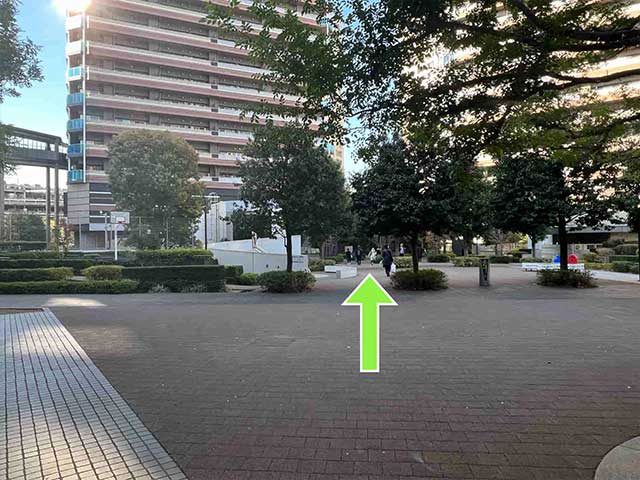 広場があるのでまっすぐ進む