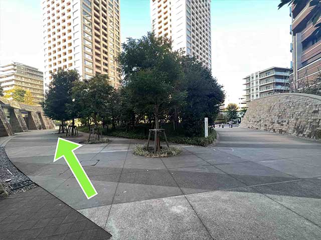 二手に分かれるので左に進む