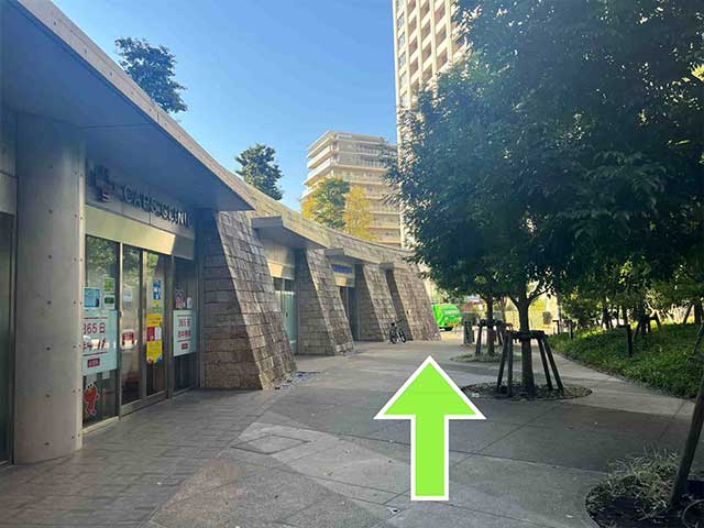 小児医院、コインランドリーに沿って進む