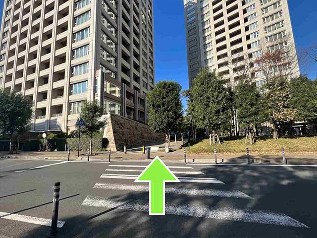 歩道を渡ってまっすぐ進む