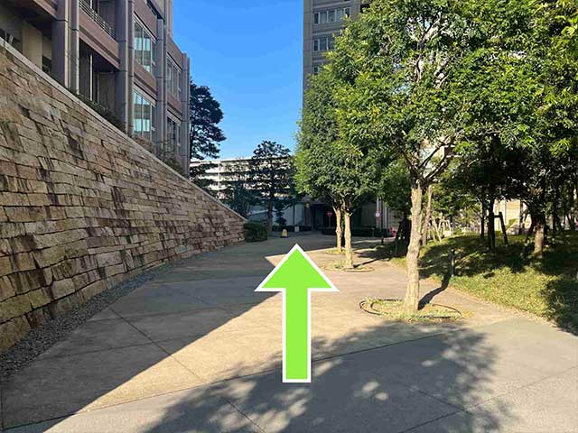 矢印に沿ってまっすぐ進む