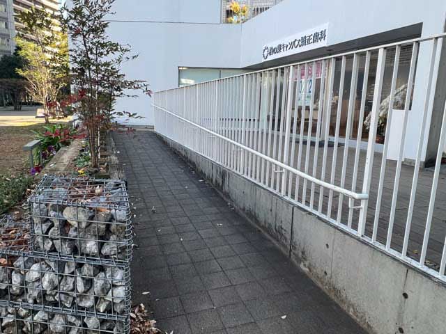 入口へはバリアフリーの緩やかなスロープとなっております